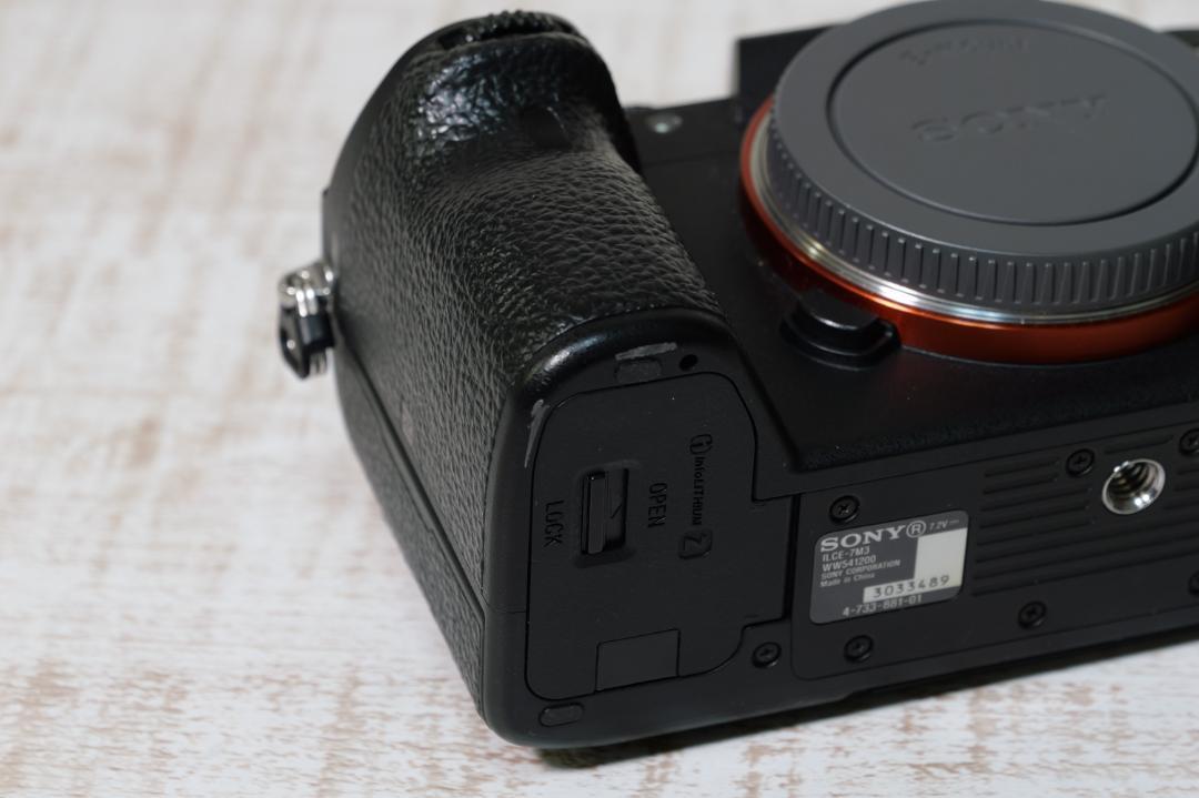 【美品・動作良好】SONY α7 III ボディ（元箱・付属品完備）おまけつき