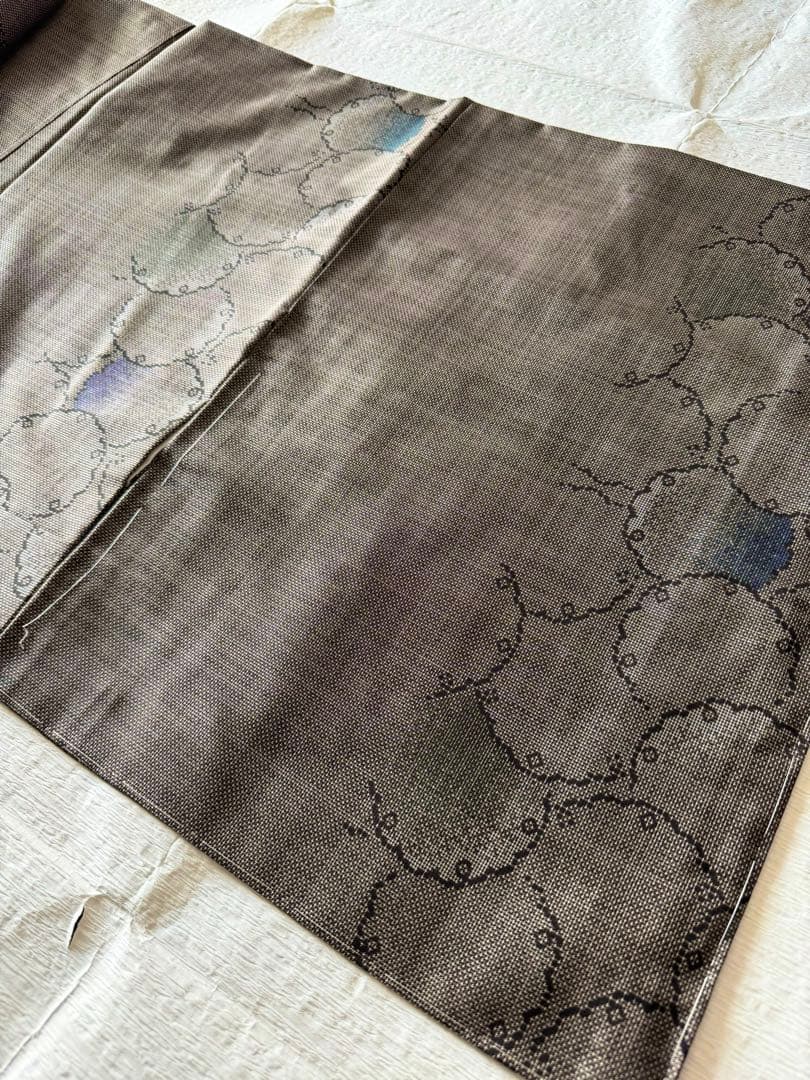 【未使用　しつけ糸付き　証紙付き】　正絹　大島紬　本場奄美泥染め　雪輪繋ぎ