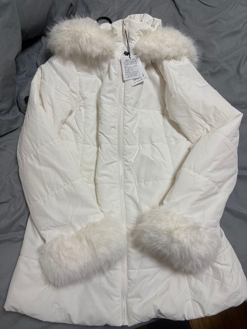 ホワイトファー付きロングダウンジャケット
