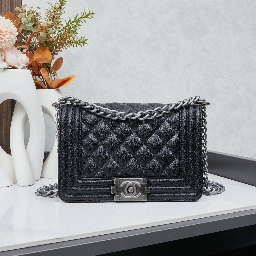 CHANEL ブラック ショルダーバッグ - メルカリ