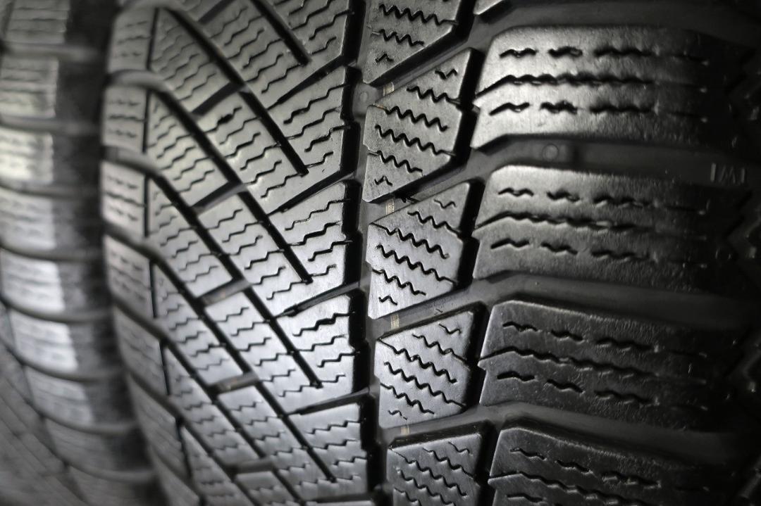ベンツ GLAクラス X156 コンチネンタル スタッドレス 235/50R18