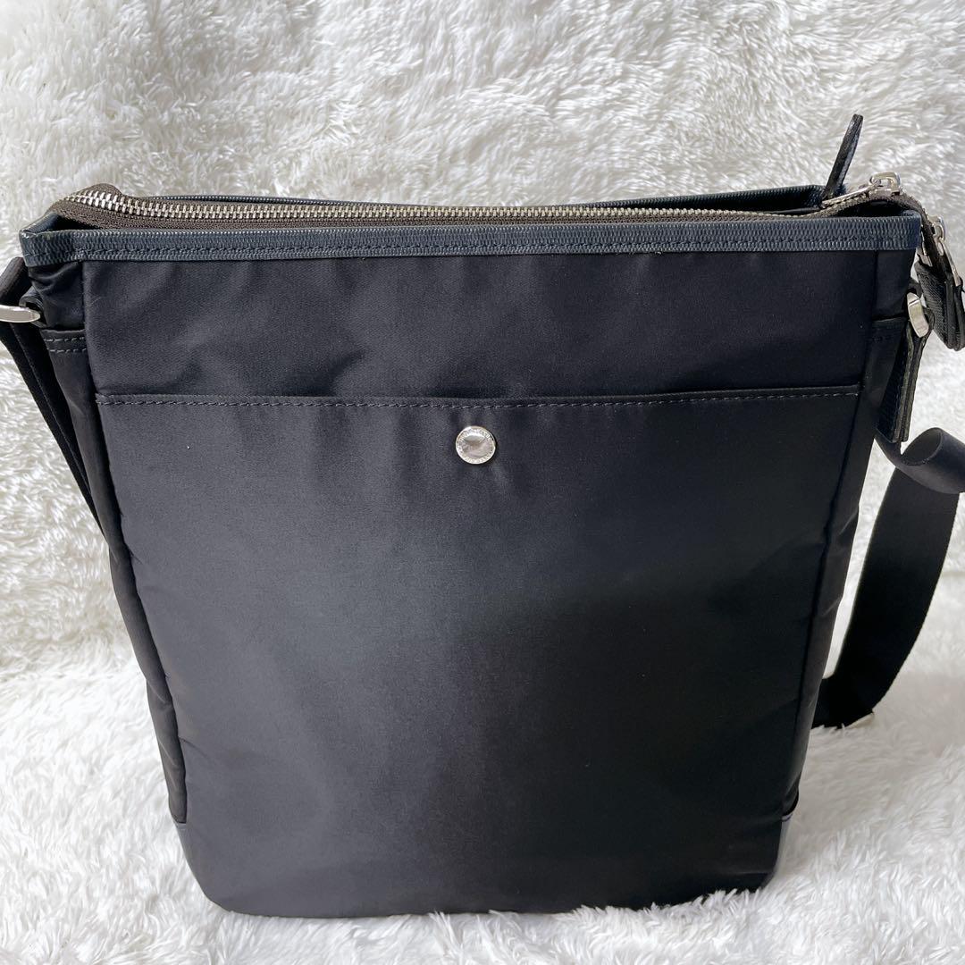 美品✨タケオキクチ ショルダーバッグ ブラック 縦型 肩掛け A4 日本製 黒