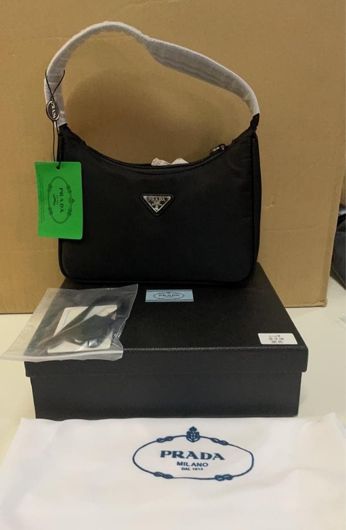 PRADA Re-Edition 2000 ブラック ショルダーバッグ
