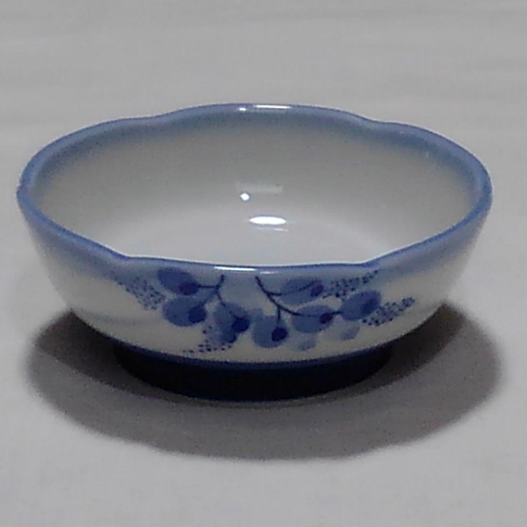※新品未使用美濃焼小鉢藍色で描かれた萩花柄緩やかな6山の切り込み5客揃