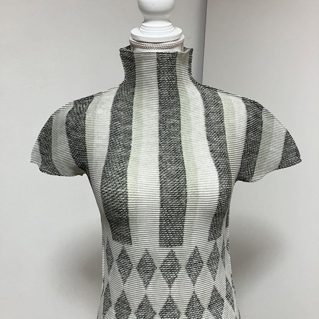美品　me ISSEY MIYAKE  イッセイミヤケ　プリーツカットソー