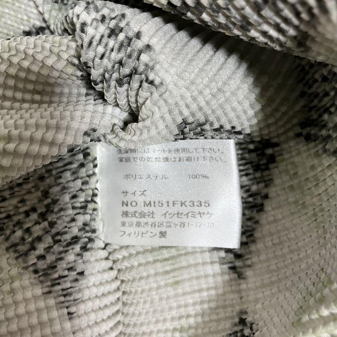 美品　me ISSEY MIYAKE  イッセイミヤケ　プリーツカットソー