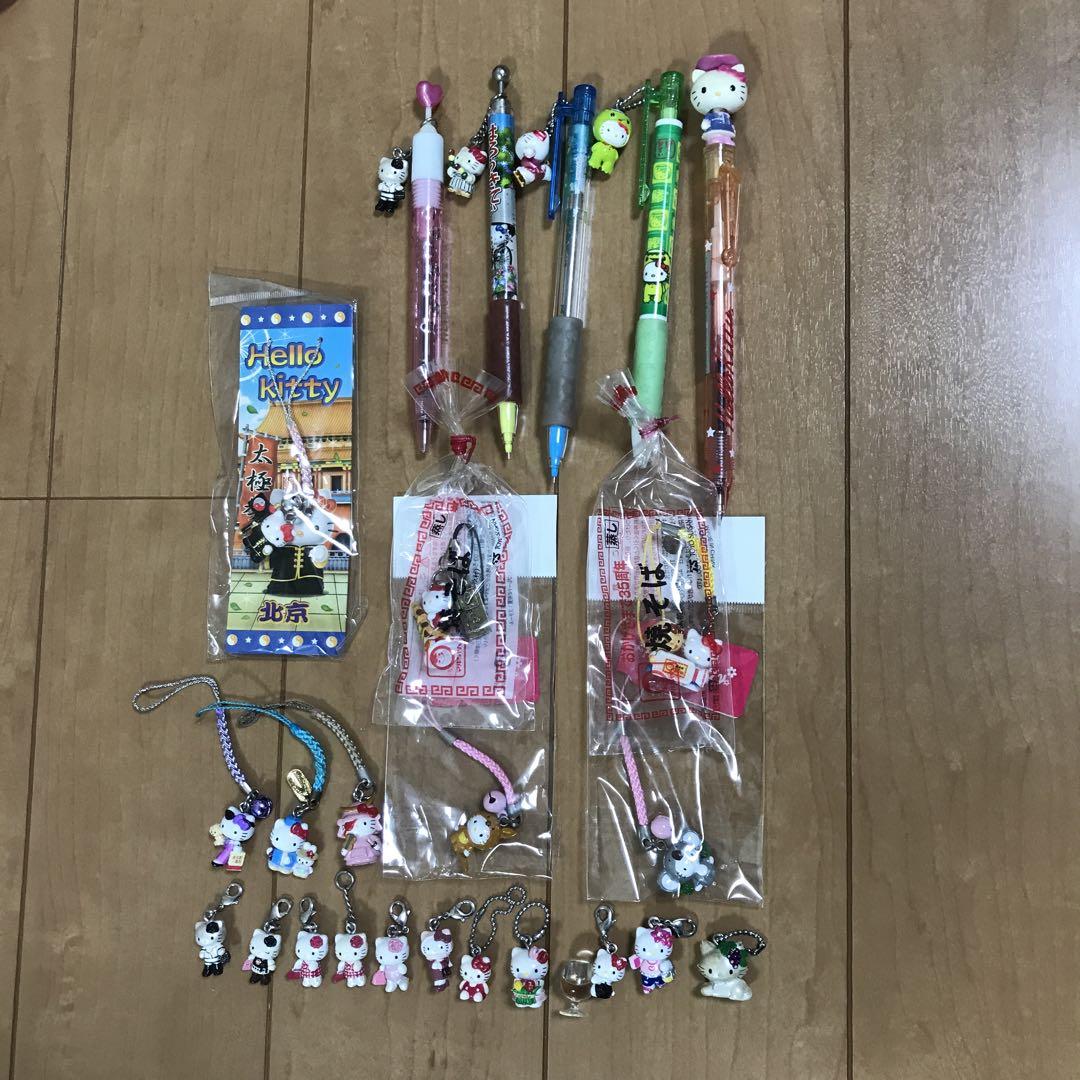 ハローキティ ストラップ その他グッズ まとめ売り (100点前後) ハローキティ ストラップ その他グッズ まとめ売り (100点前後)