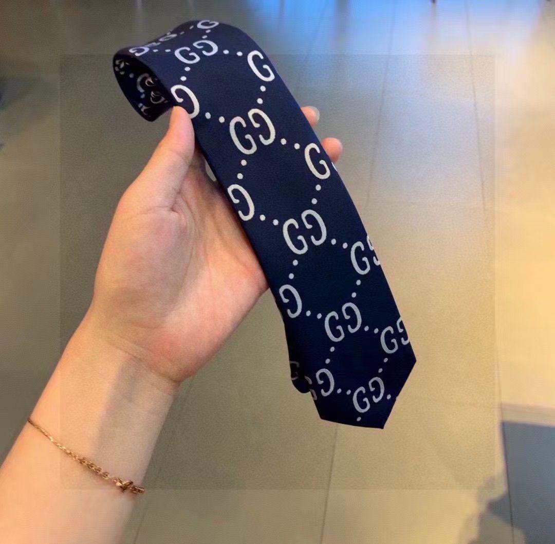 GUCCI ネクタイ ネイビー GGロゴ 箱付き GUCCI ネクタイ ネイビー GGロゴ 箱付き - メルカリ