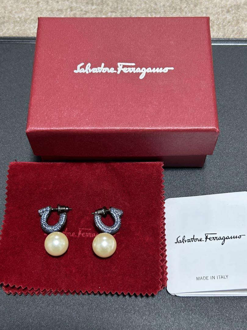 Salvatore Ferragamo フェラガモ　ブルーパールピアス(両耳)