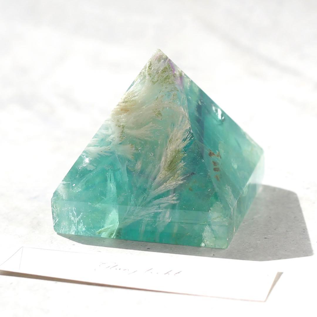 エンジェルフェザーフローライト ミニサイズ ピラミッド型 天然石 蛍石 希少 エンジェルフェザーフローライト ミニサイズ ピラミッド型 天然石 蛍石 希少