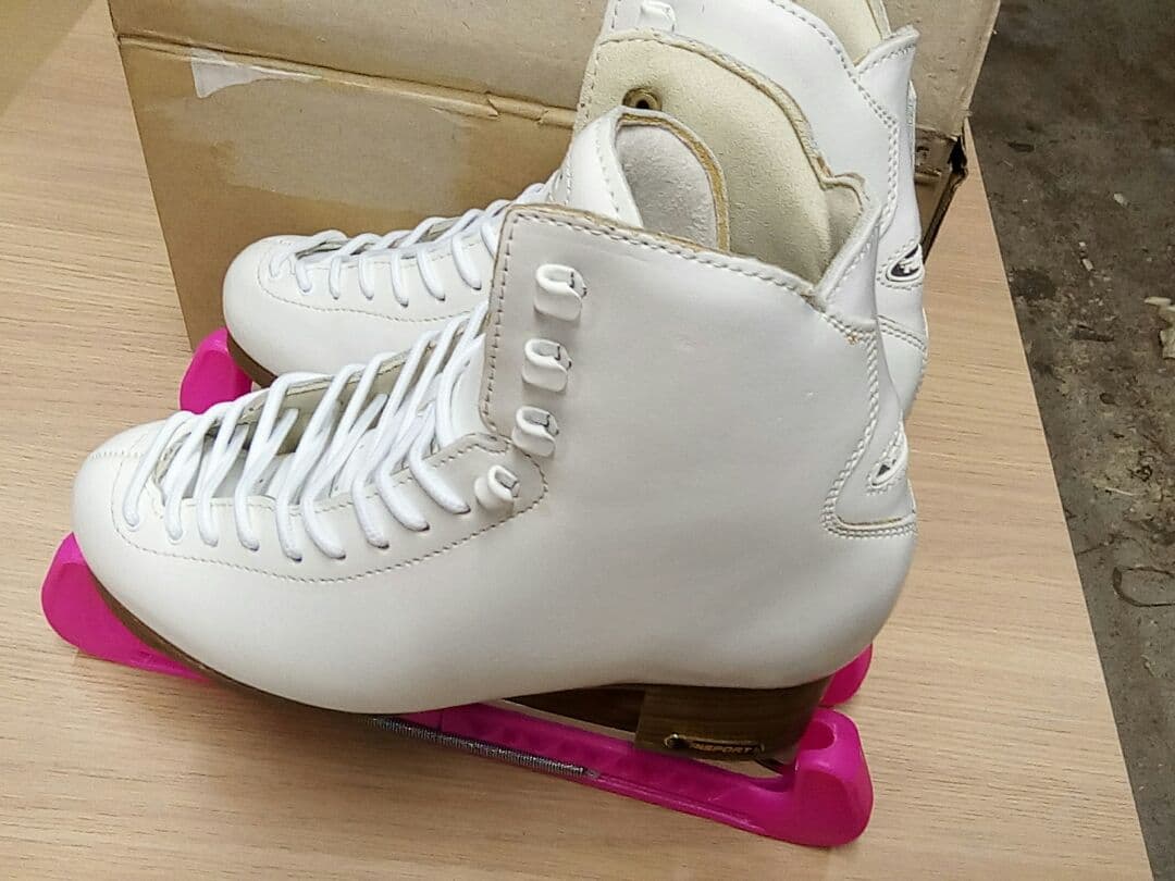 即納特典付き フィギュアスケート靴リスポートrf2未使用 人気絶頂 Www Cpffeedsolution Com