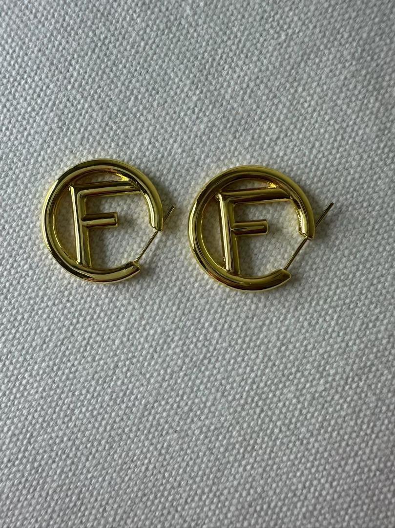 ピアス Fロゴ ゴールド**