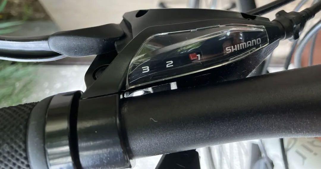 エアーオン  自転車　ホワイト　シマノ　21段変速ギア　クロスバイク