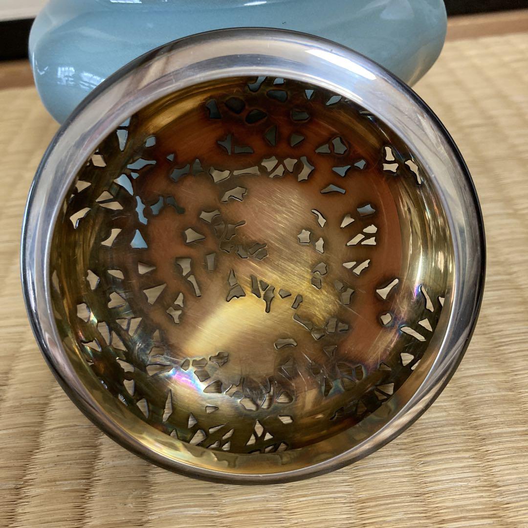 諏訪蘇山作 香炉 青磁 袴腰 三足香炉 純銀 花刻透し火屋 信幸造 諏訪蘇山作 香炉 青磁 袴腰 三足香炉 純銀 花刻透し火屋 信幸造