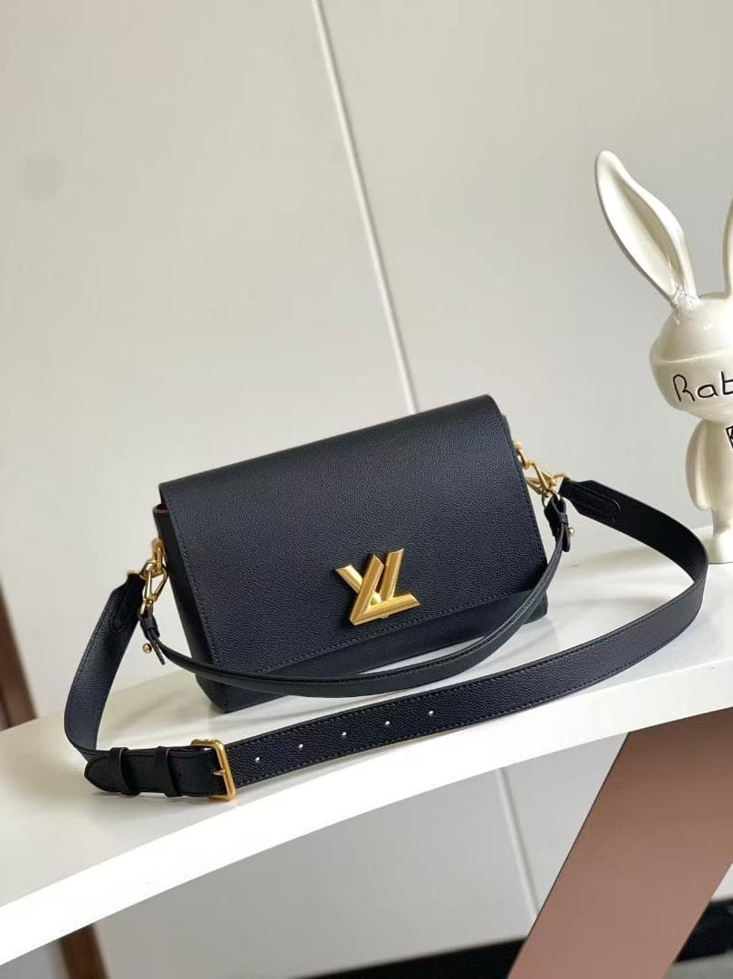 黒いショルダーバッグ ゴールドロゴ