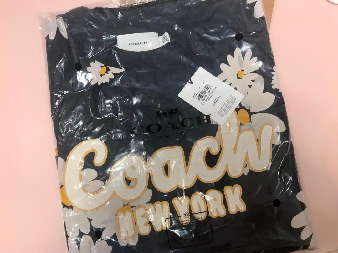 新品 coach フローラル クロップド シグネチャー スクリプト Tシャツ M