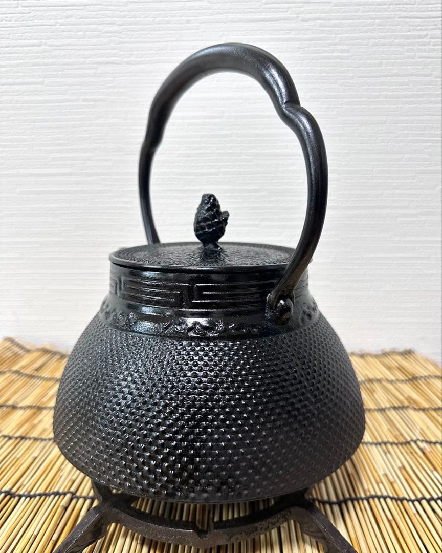 新品、供箱等付属品付 南部岩鋳四代目清末作 真作保証 18型アラレ 南部鉄瓶 新品、供箱等付属品付 南部岩鋳四代目清末作 真作保証 18型アラレ 南部鉄瓶