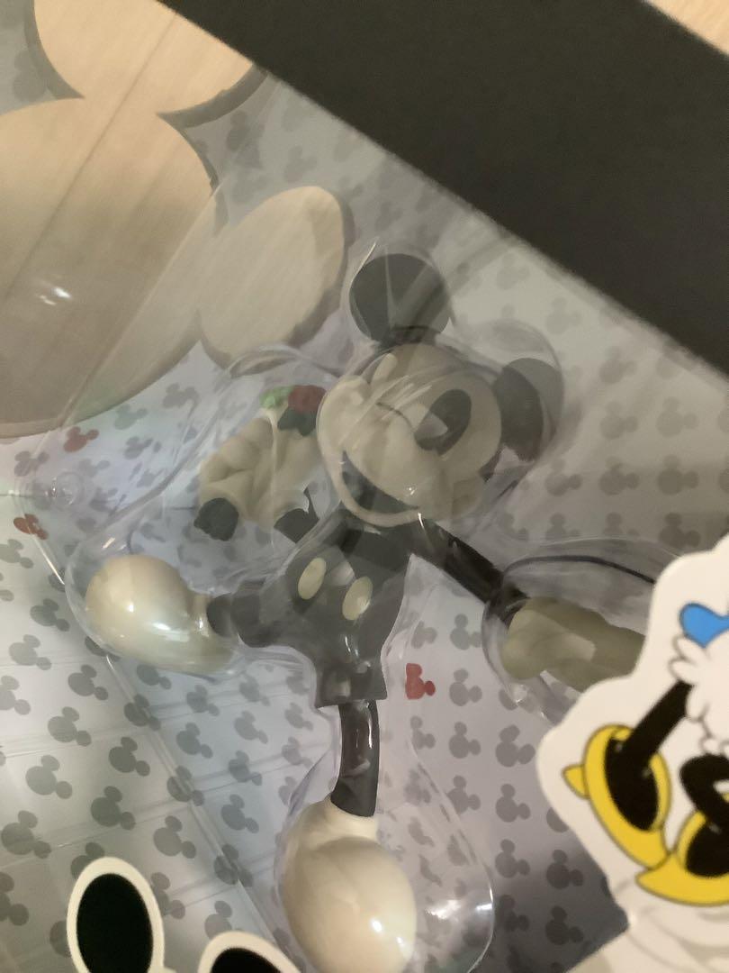 ミッキー　バンクシー　フィギュア ディズニー バンクシーに着想した“Throw Mickey”のフィギュアがリリース
