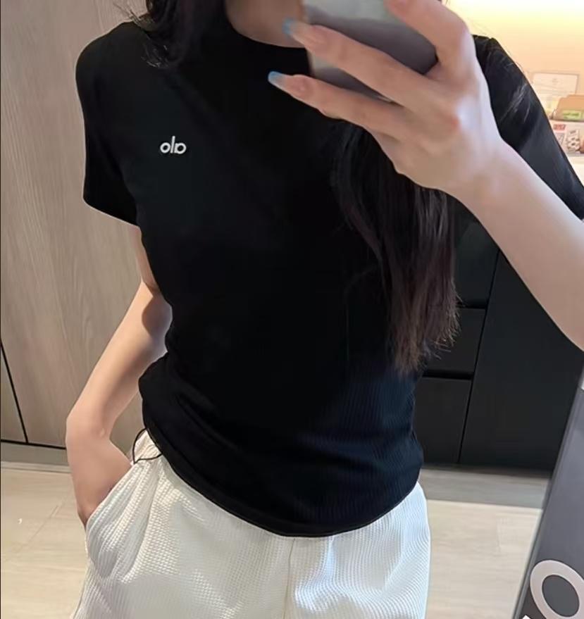 Alo Yogaロゴ入りタイトフィットTシャツ／ 半袖 Alo Yogaロゴ入りタイトフィットTシャツ／ 半袖 - メルカリ