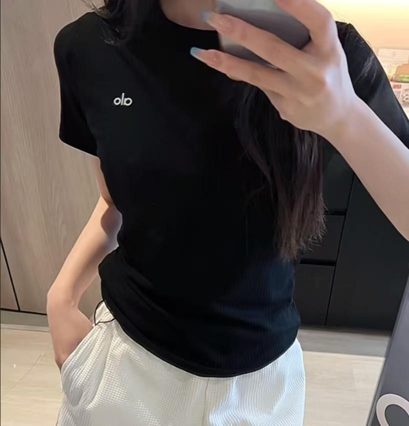 Alo Yogaロゴ入りタイトフィットTシャツ／ 半袖 Alo Yogaロゴ入りタイトフィットTシャツ／ 半袖 - メルカリ