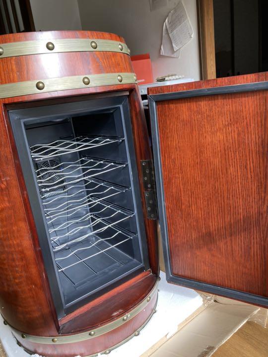 アンティークな樽型デザインのワインクーラーです。 生活家電