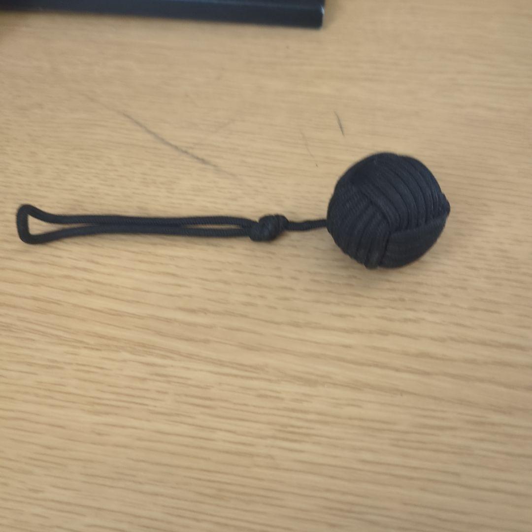 黒いボール型ストラップ