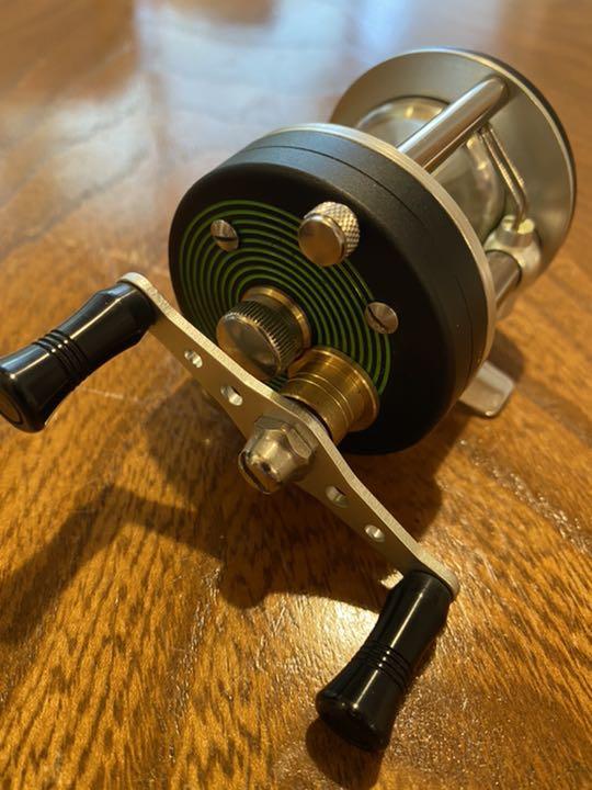 注目の 五十鈴工業 ヘッドハンターズオリジナル tabby300 リール