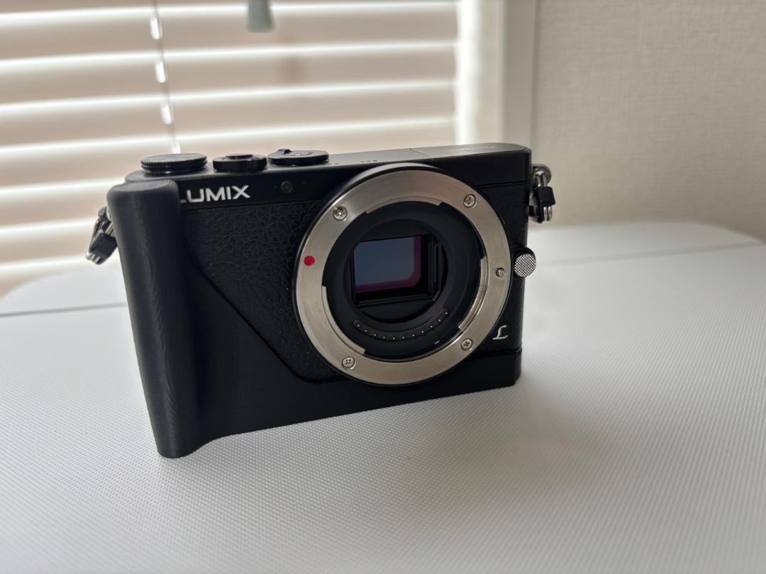 ま*ん様 LUMIX DMC-GM1 超コンパクト一眼 + グリップ