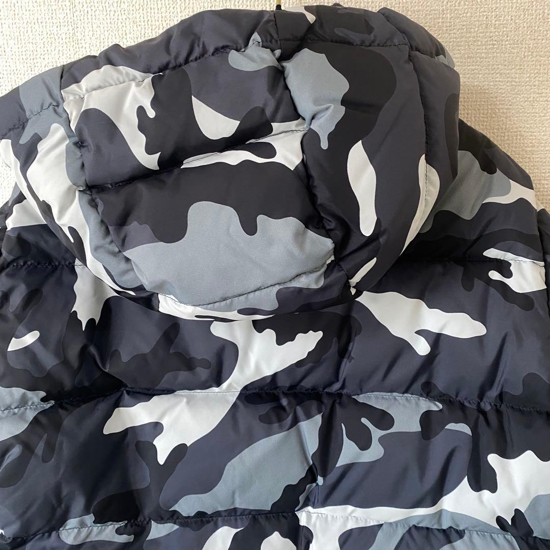 VALENTINO 迷彩柄 フード付きダウンジャケット VALENTINO 迷彩柄 フード付きダウンジャケット