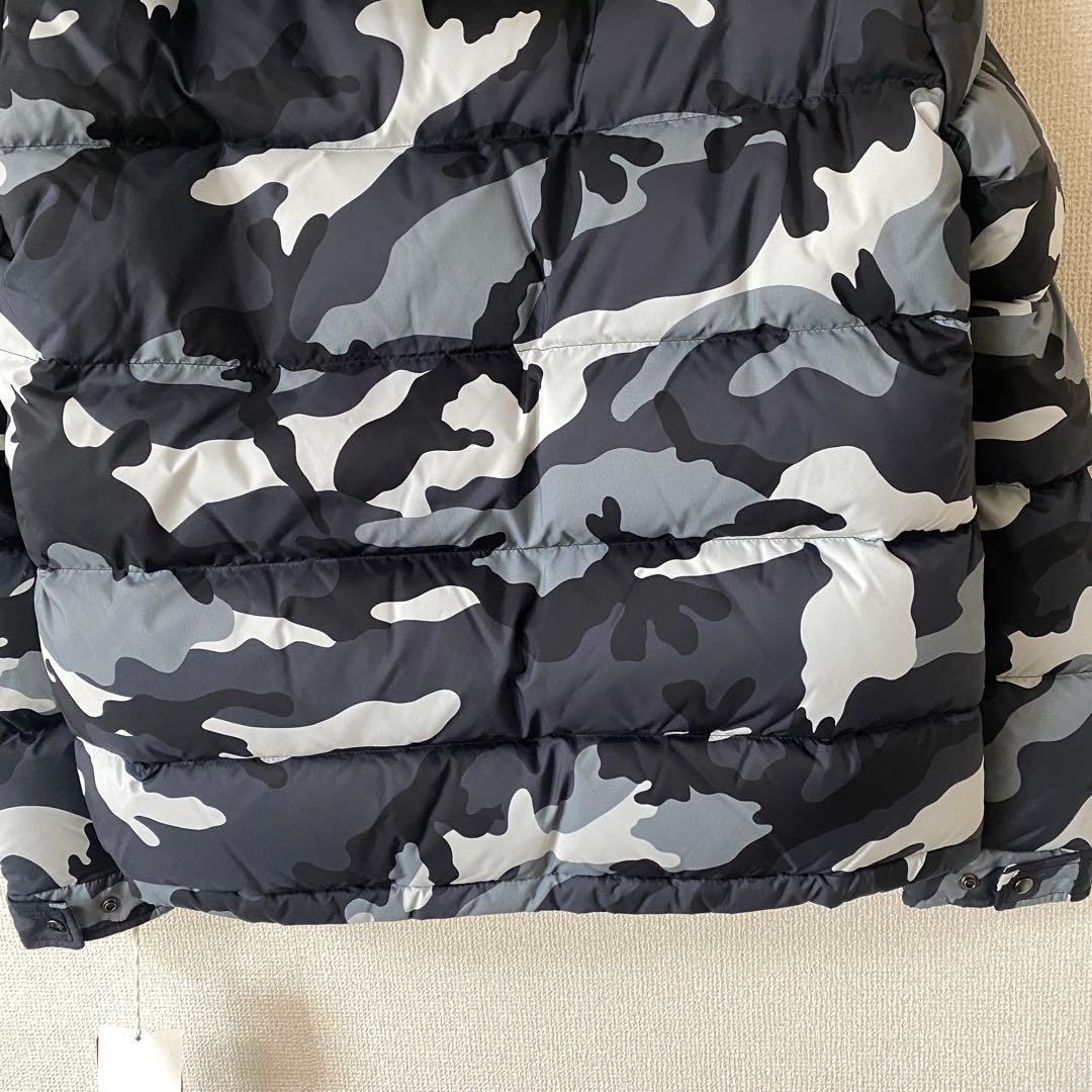 VALENTINO 迷彩柄 フード付きダウンジャケット VALENTINO 迷彩柄 フード付きダウンジャケット
