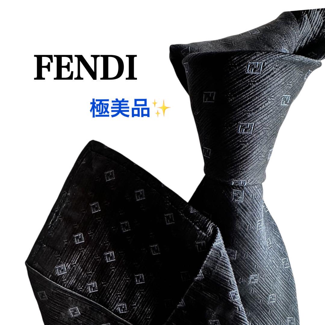 高級ブランド美品★FENDI フェンディロゴ柄　紺ネクタイシルクストライプ入り