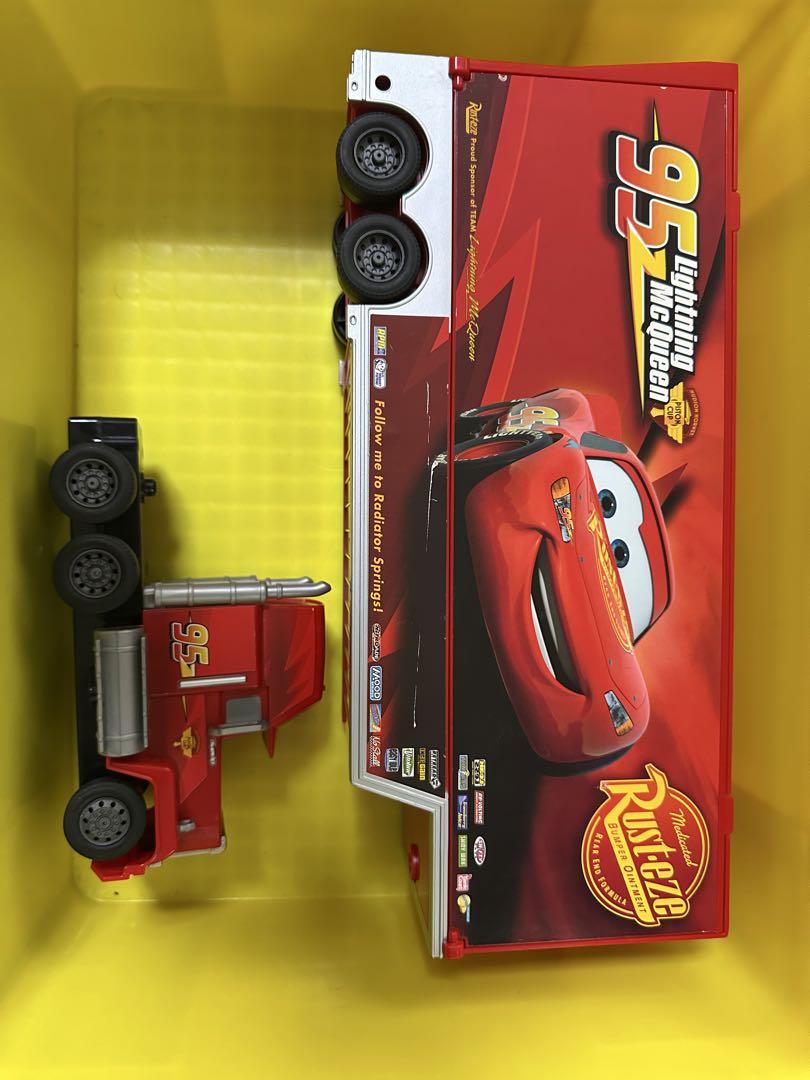 Disney カーズ　トレーラーとミニカーセット