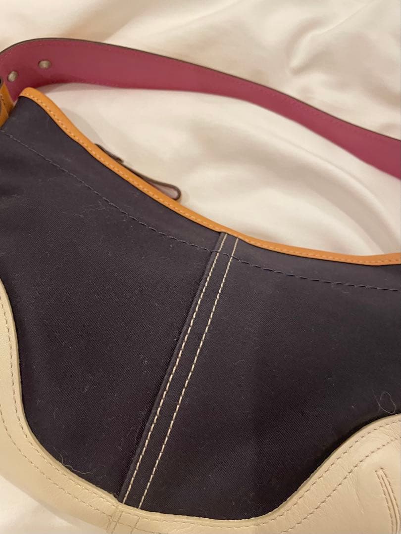 極美品☆COACHキャンバスとレザーのシグネチャーショルダーバッグ