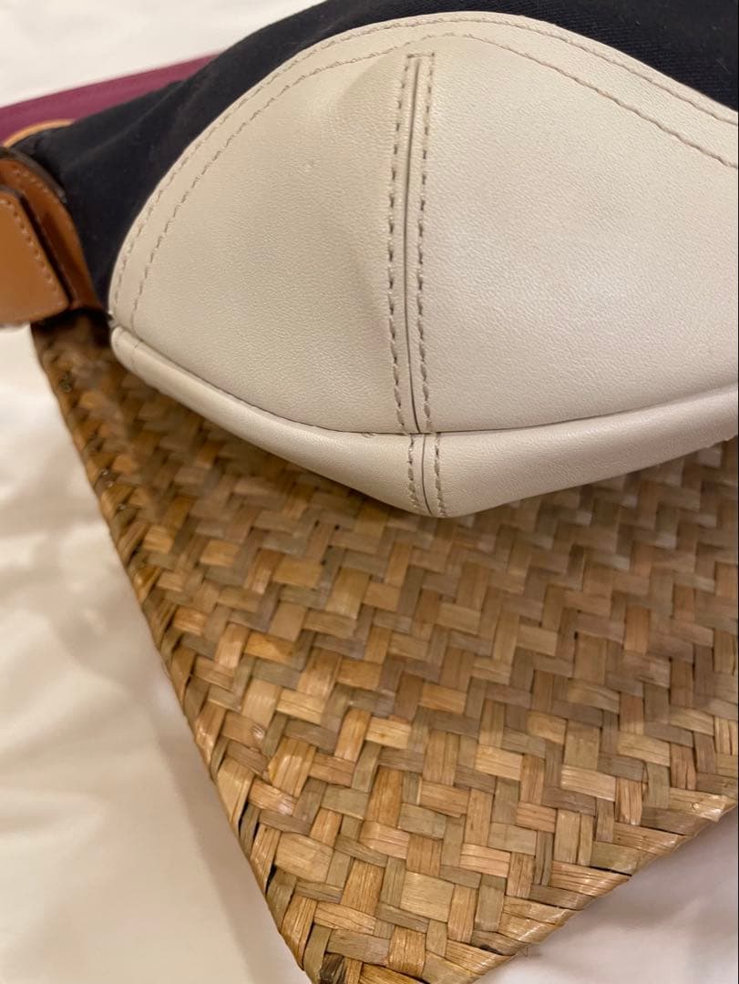 極美品☆COACHキャンバスとレザーのシグネチャーショルダーバッグ