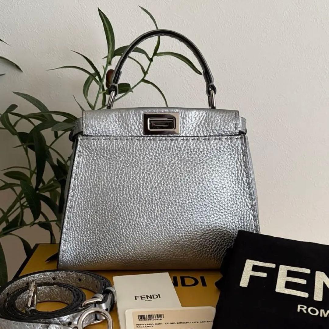き FENDI セレリア ミニ ピーカブー スモール シルバーFendi