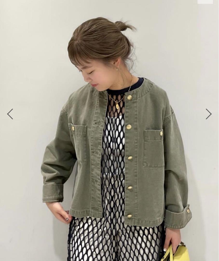 金ボタンブルゾン