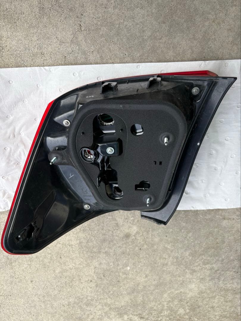 カローラ NZE164 右テールランプ カローラ NZE164 右テールランプ