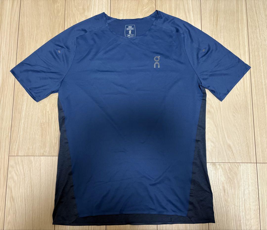 On パフォーマンスTシャツ