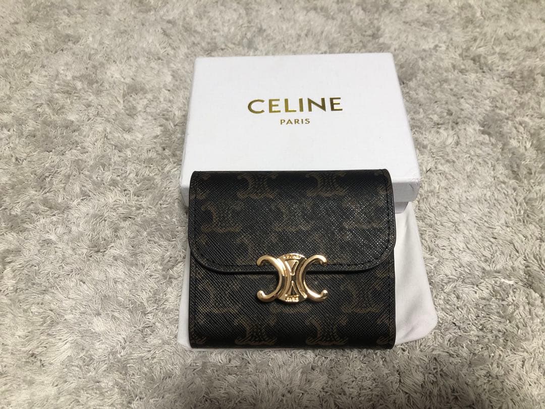 春バーゲン 未使用CELINE トリオンフウォレット 三つ折り 【未使用級
