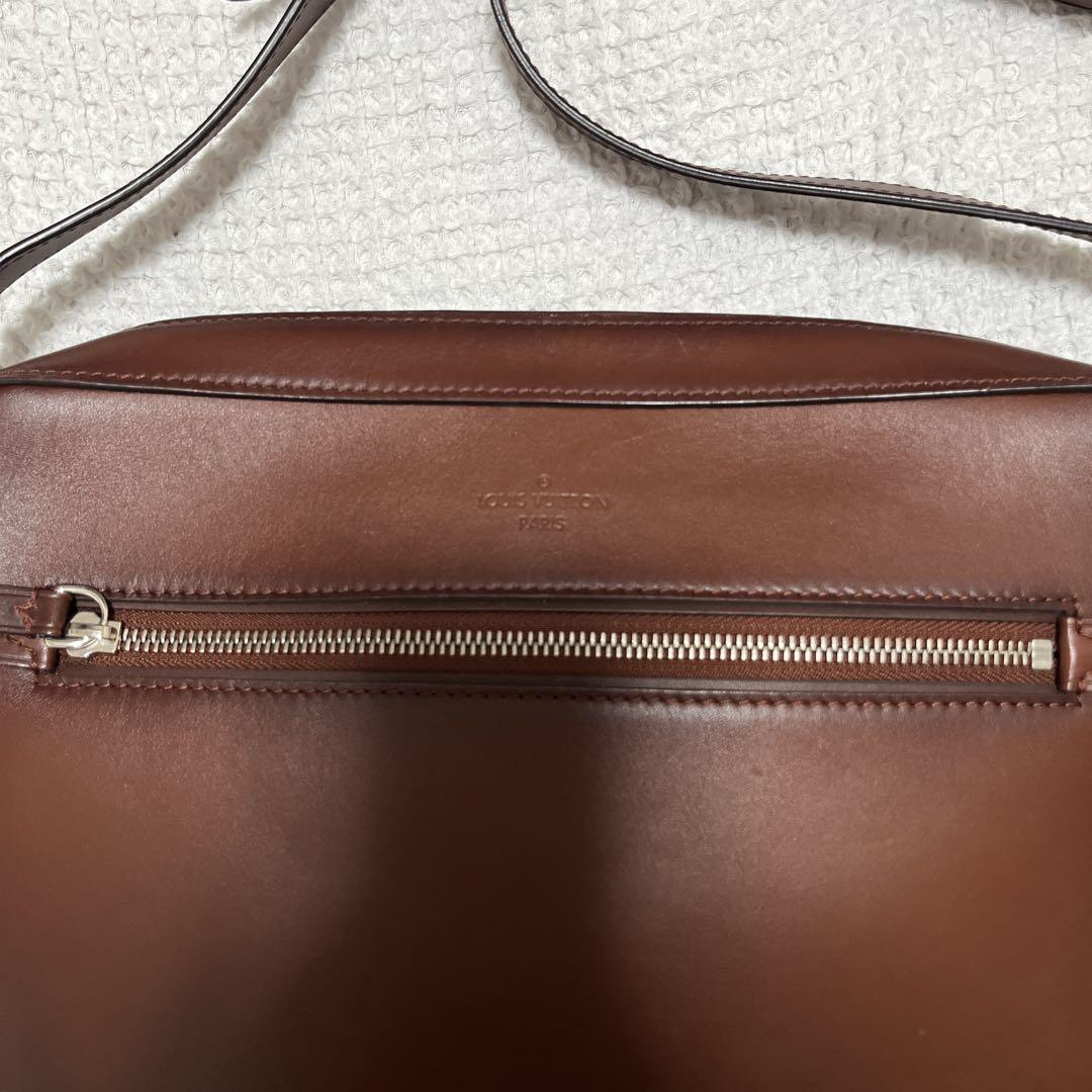 LV LOUIS VUITTONキュイールオンブレメッセンジャーバッグ ブラウン