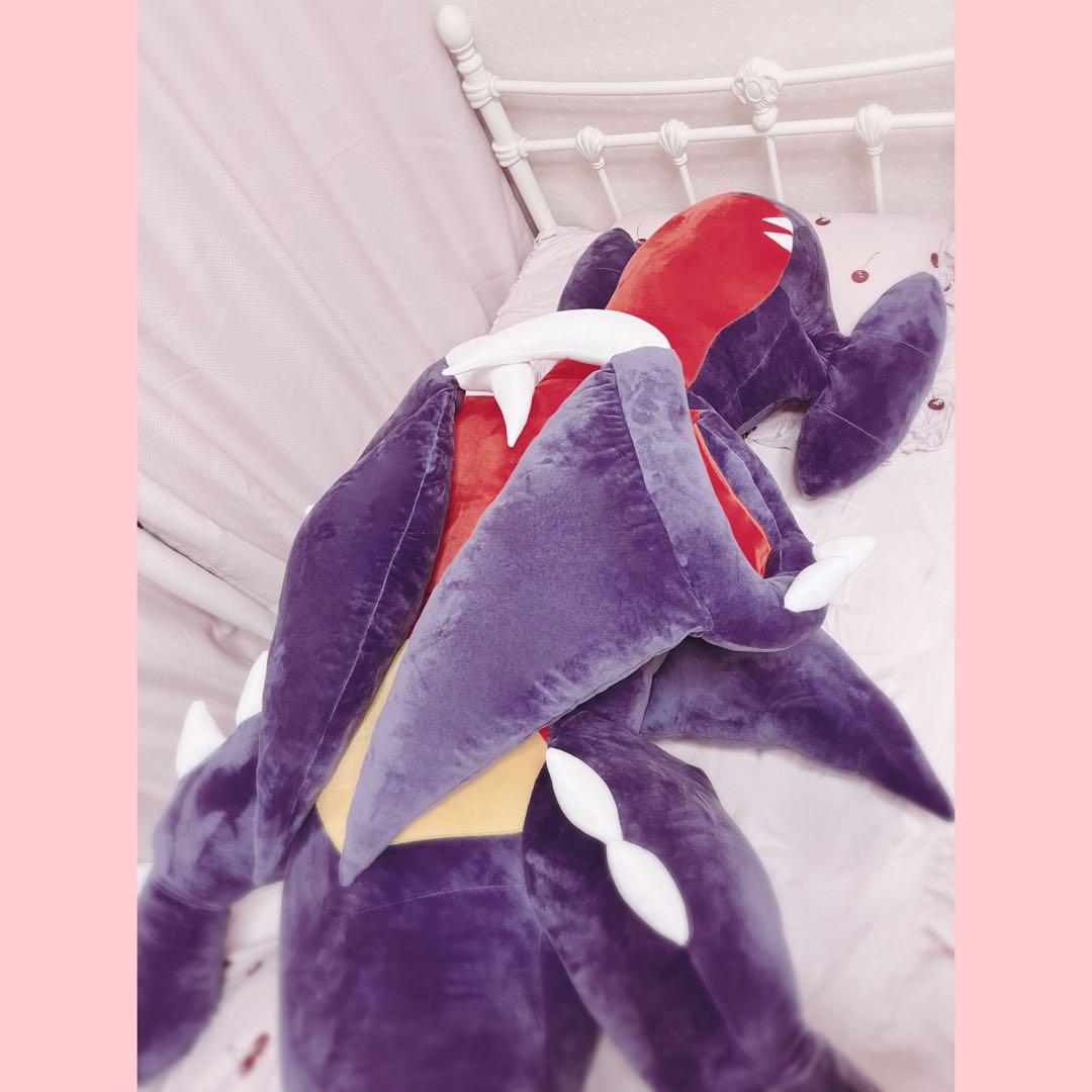 大きなガブリアスクッション　等身大ぬいぐるみ マッハポケモン「ガブリアス」が大きなクッション(全長約1.6m)に