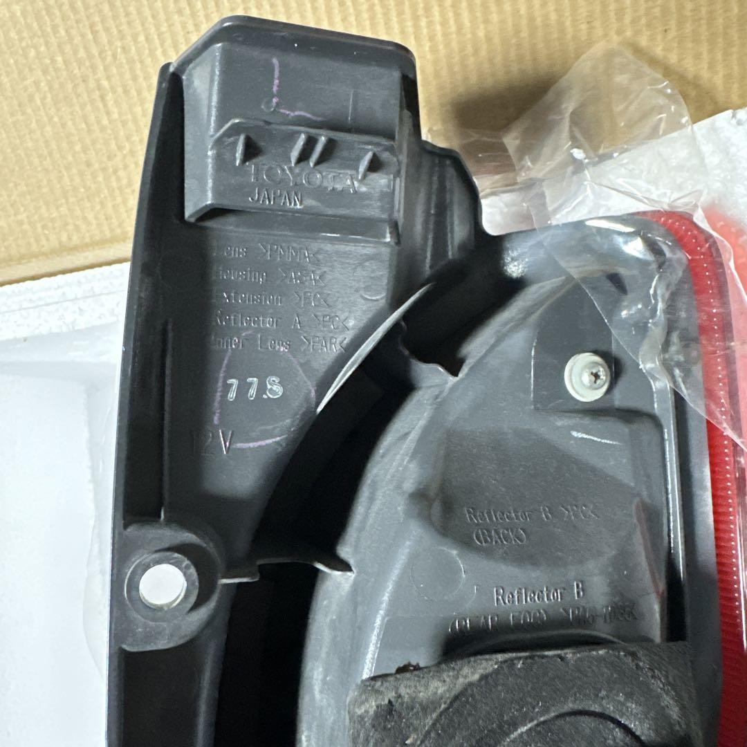 TOYOTA ハイエース 純正テールランプ