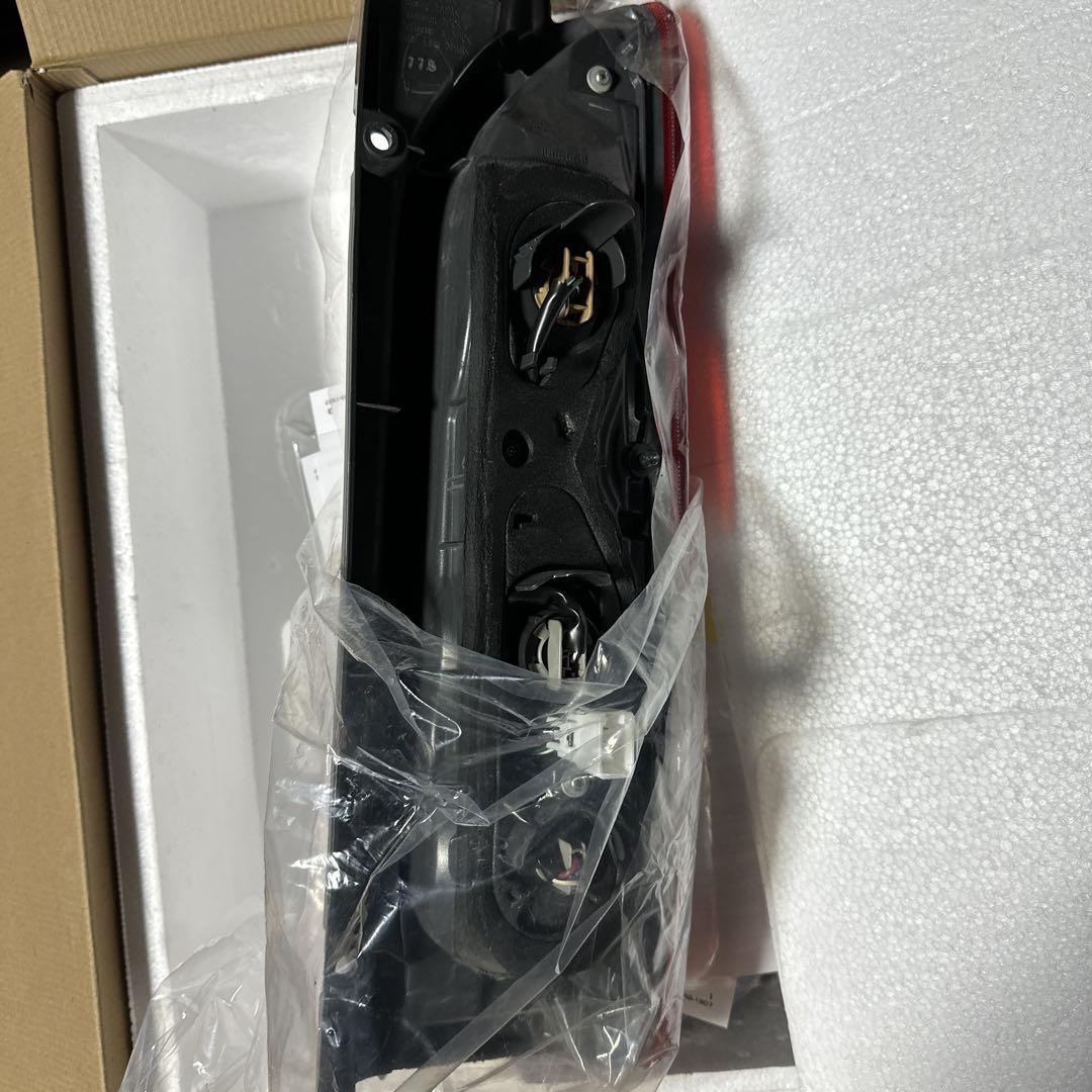 TOYOTA ハイエース 純正テールランプ
