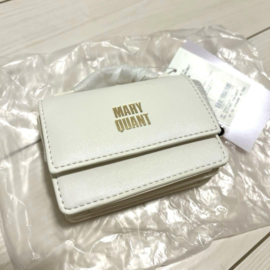 新品タグ付きMARY QUANT デイジーチャーム付きミニウォレット セール】【MARY QUANT】デイジーチャーム付きミニウォレット