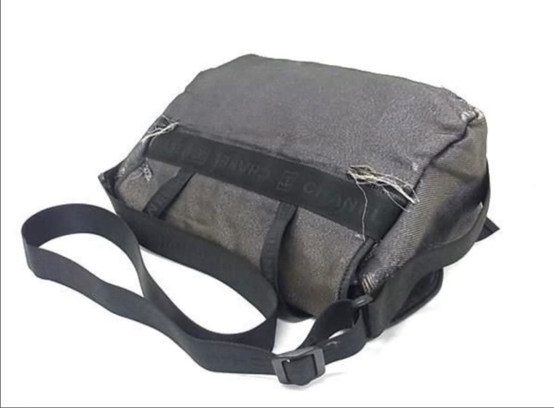 CHANEL グレー メッセンジャーバッグ