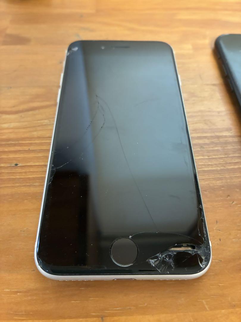 在庫処分セール 言い換え (第2世代) SE iPhone 赤 3台 黒 白 携帯電話本体