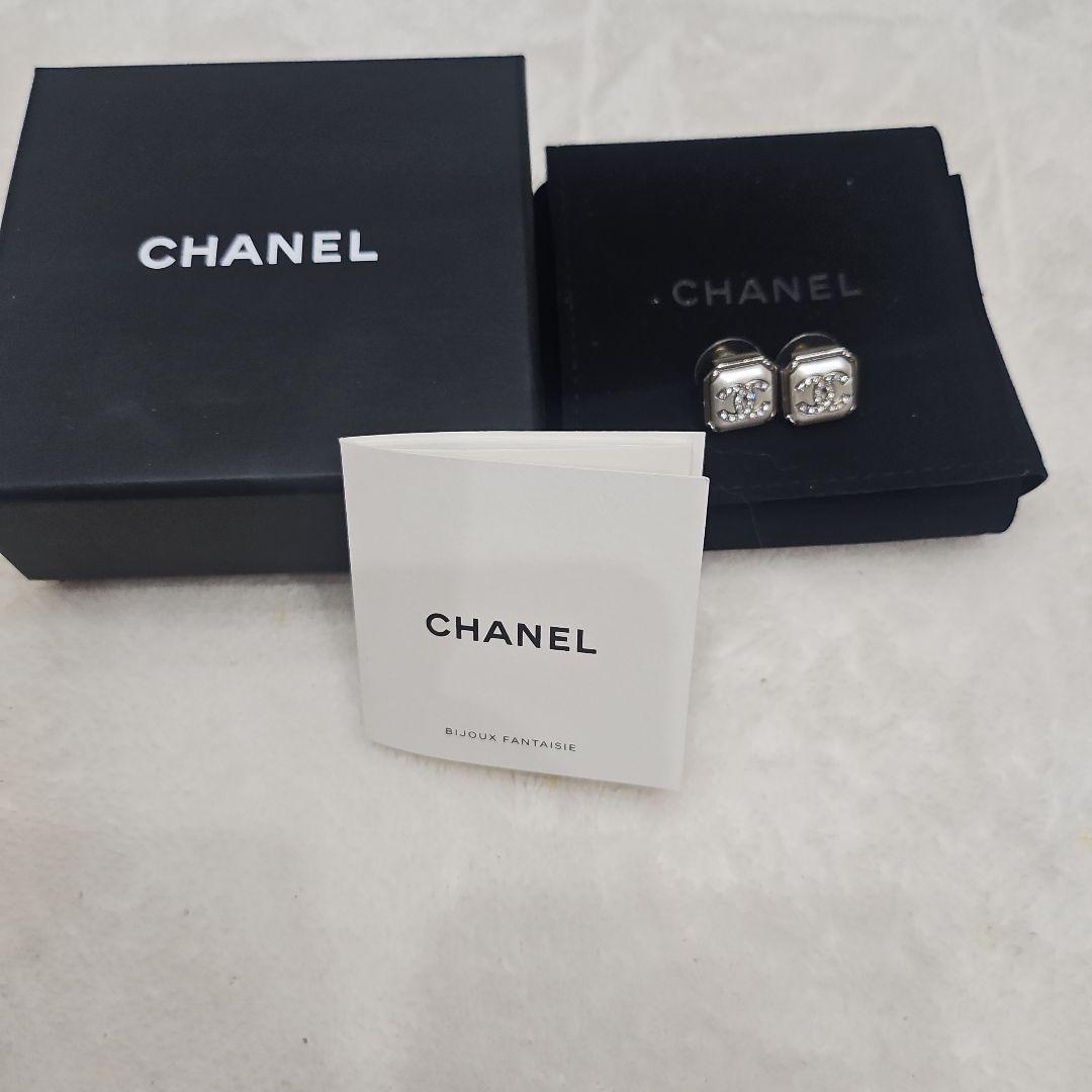 CHANEL ロゴクリスタルピアス　シャネル　ピアス