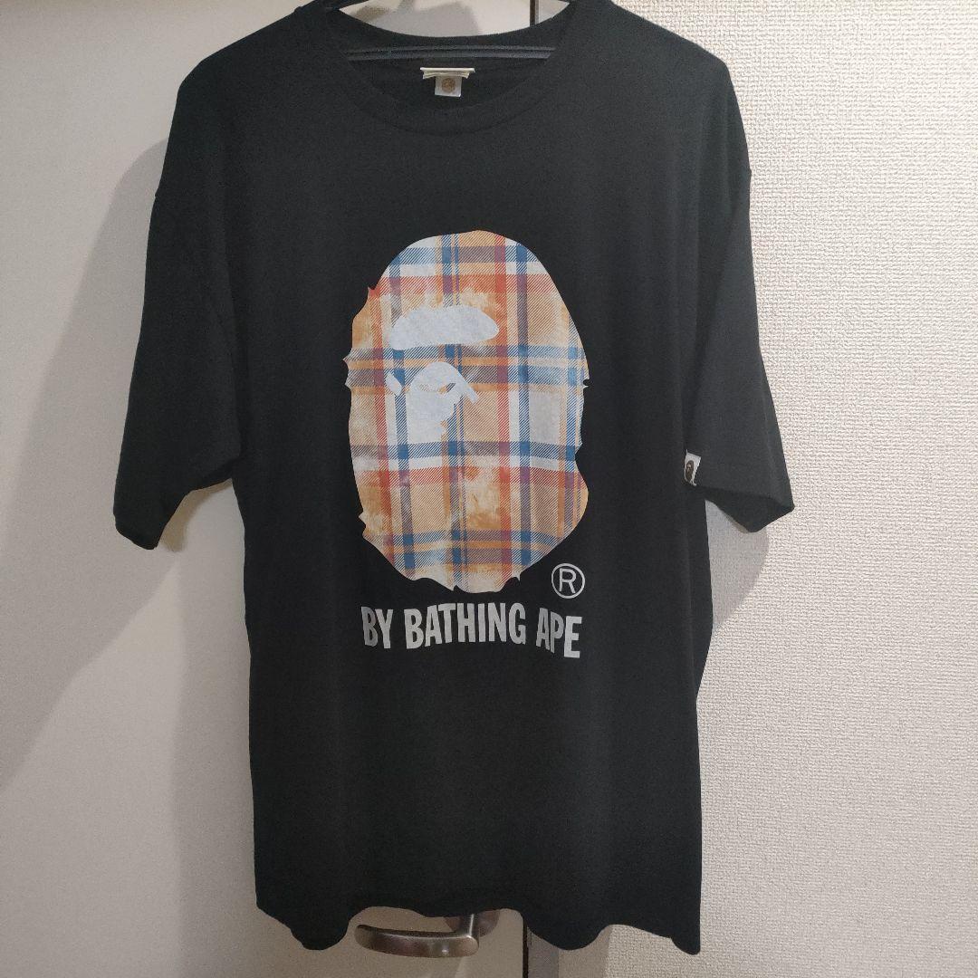 A BATHING APE のロゴ入りブラックTシャツ