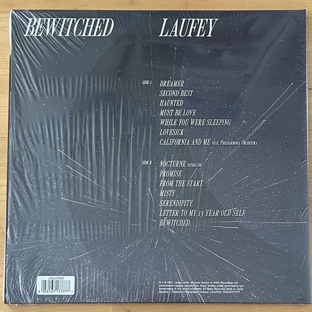 セット Laufey