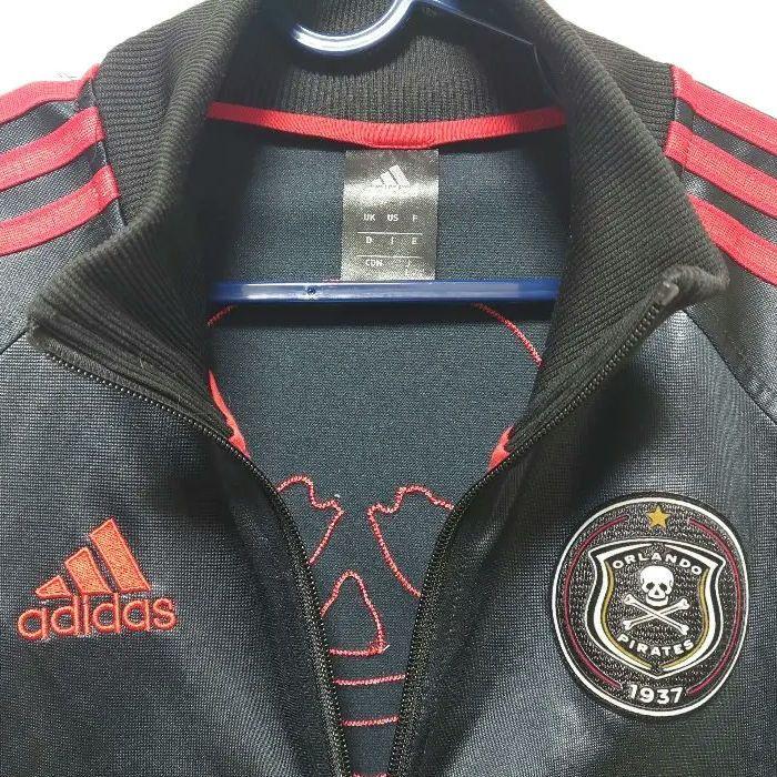 アディダス Orlando Pirates トラックジャケットロゴバック刺繍
